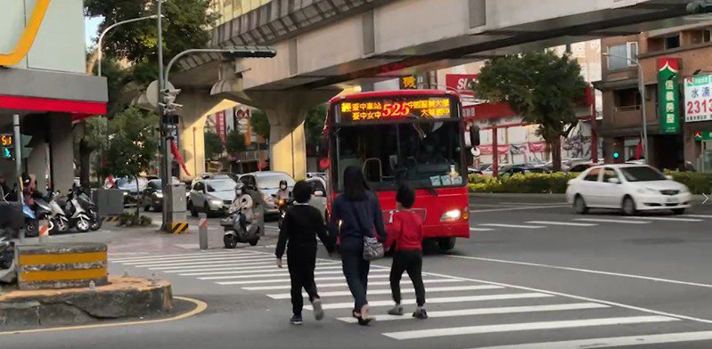 台中市交通局連續5天稽查公車是否停讓行人，違規重懲。圖／交通局提供。