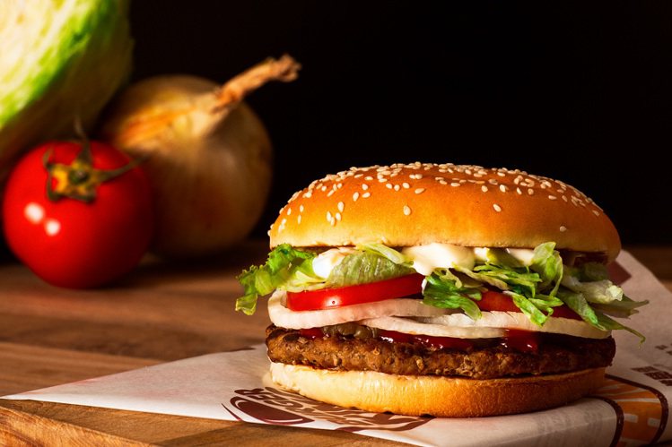 漢堡王推出「2堡199」新優惠，包括華堡、辣味華堡也可享優惠。圖／漢堡王提供