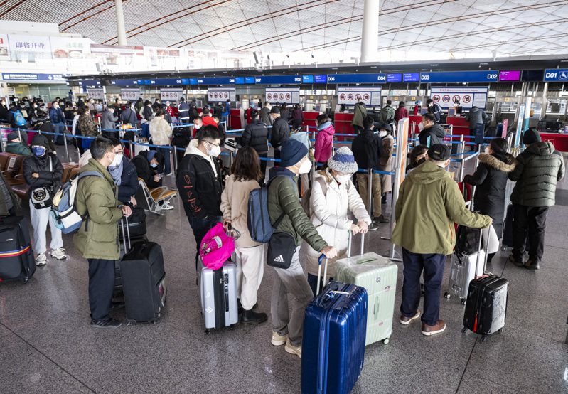 大陸外交部宣布對部分國家採取對中國旅客的入境限制措施，中方將本著對等原則，採取相應措施。圖為元旦假期大陸旅客在北京首都國際機場準備搭機出遊。（中新社）