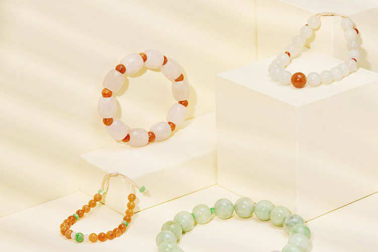 玉世家翡翠手珠串，提供不同色彩與雕琢的翡翠珠可選，約32,800元起。圖／玉世家提供