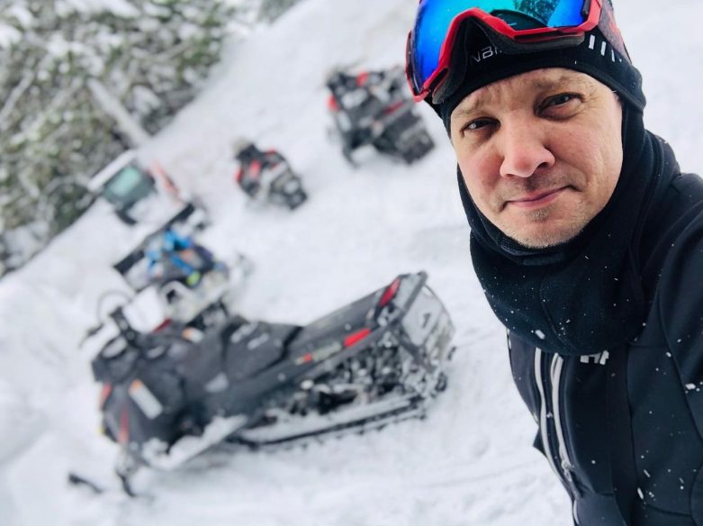 傑瑞米雷納去年跨年也在同樣的山間別墅度假，他擁有的雪地交通工具不只一台。圖／摘自IG