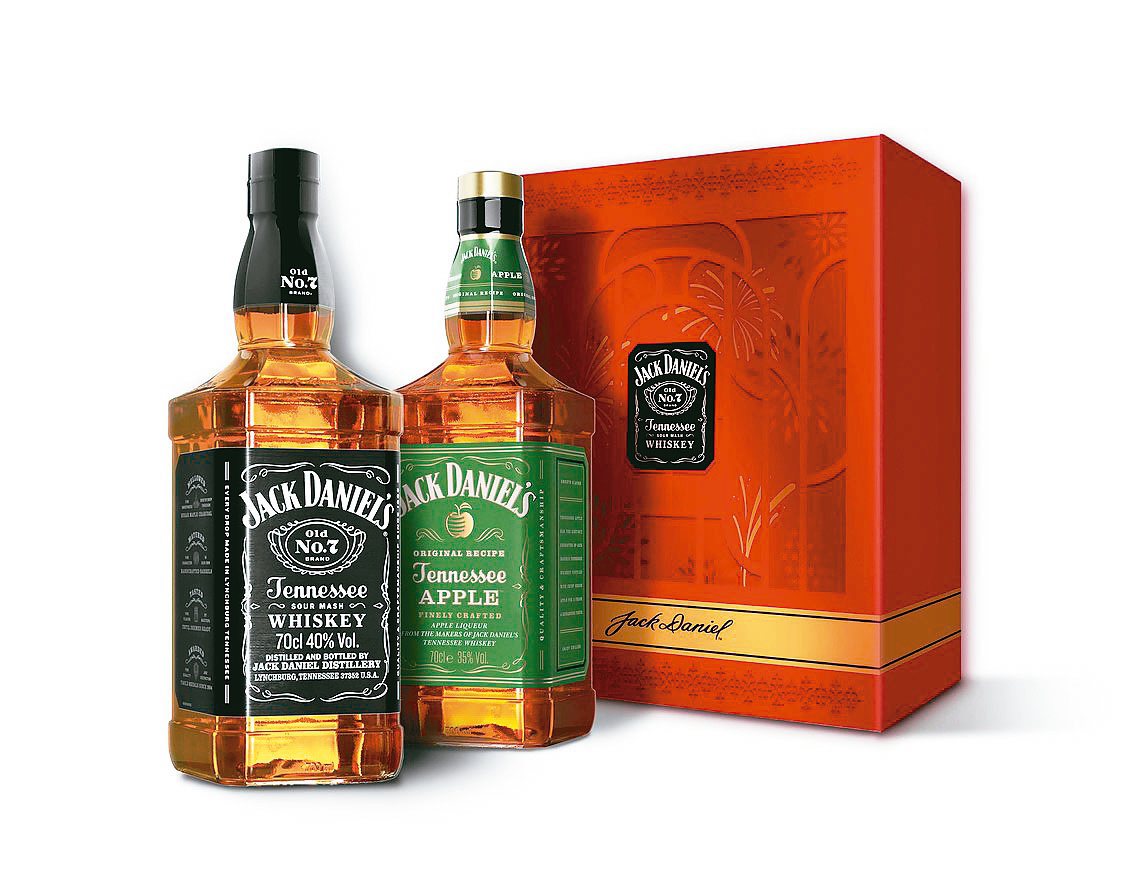 全球高端烈酒銷售第一威士忌品牌傑克丹尼田納西威士忌，推出新年禮盒雙入組（兔年紀念版），建議售價1,680元。
BROWN-FORMAN／提供