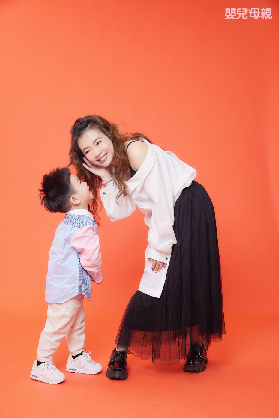 蔡波能(左)拍攝雜誌時不時向媽媽二伯愛的告白。圖／嬰兒與母親提供