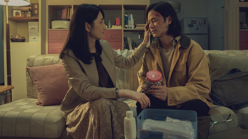 柯佳嬿(左)、夏騰宏在「模仿犯」中飾演姐弟。圖／Netflix提供