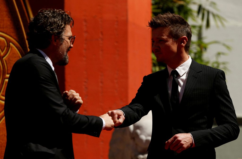 馬克魯法洛（左）與傑瑞米雷納在「復仇者聯盟」系列數度合作，有不錯的工作情誼。（路透資料照片）