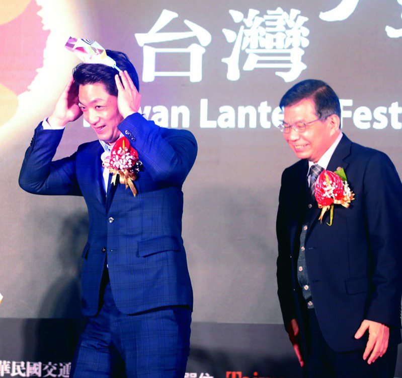 台北市長蔣萬安（左）、交通部長王國材（右）昨出席「2023台灣燈會」主燈「玉兔壯彩」造型發表，蔣萬安特別戴上兔耳造型。記者蘇健忠／攝影