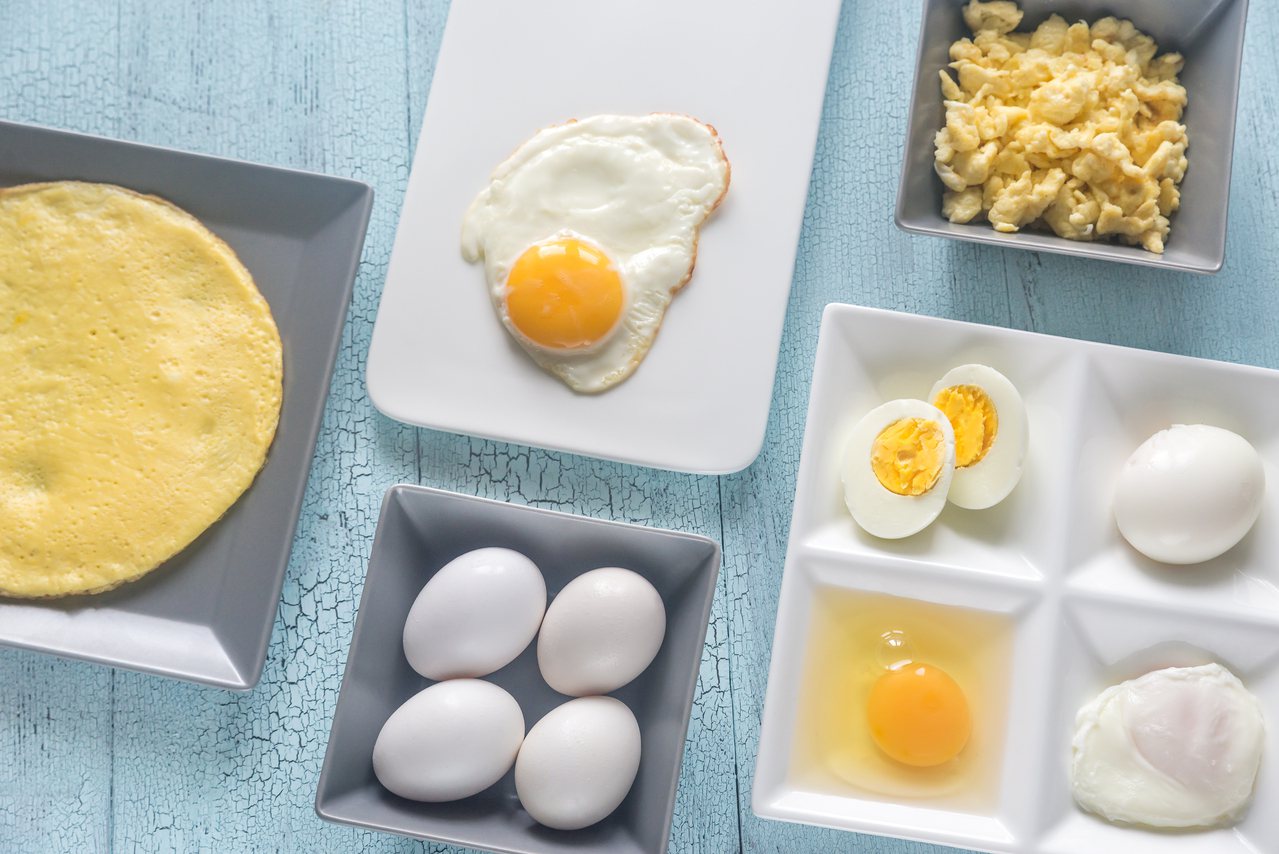 台灣人有多愛吃蛋？平均每人每年可以吃掉 355 顆雞蛋，從早餐店的荷包蛋、便利商便的茶葉蛋，到自助餐常見的炒蛋、蒸蛋。減肥期間，不少民眾都會選擇高 CP 值的雞蛋來補充蛋白質，但料理方式不同，熱量也大不相同。<br />圖／ingimage