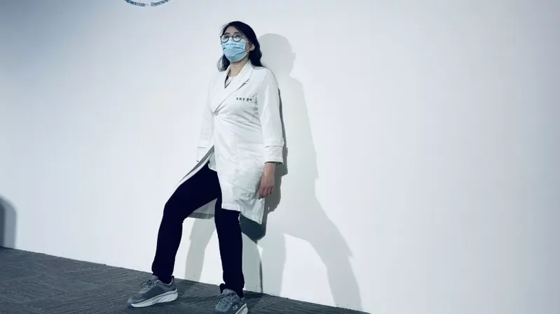 中國附醫中醫部中西醫結合科醫師吳佩青示範靠牆深蹲。 圖／中國附醫提供