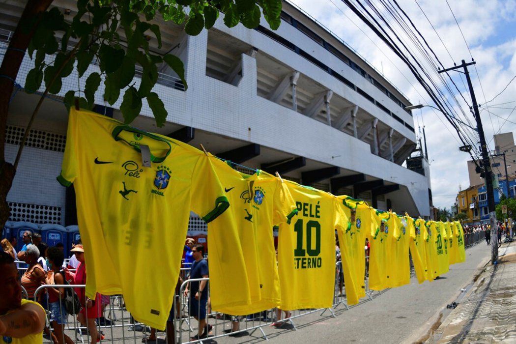 維拉貝爾米羅體育場外，高掛比利的巴西國家隊10號球衣。 圖／美聯社
