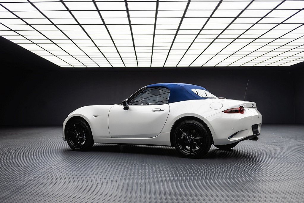 Mazda MX-5新增RS車型以回饋廣大車迷對MX-5的支持，除了專屬藍色頂蓬...