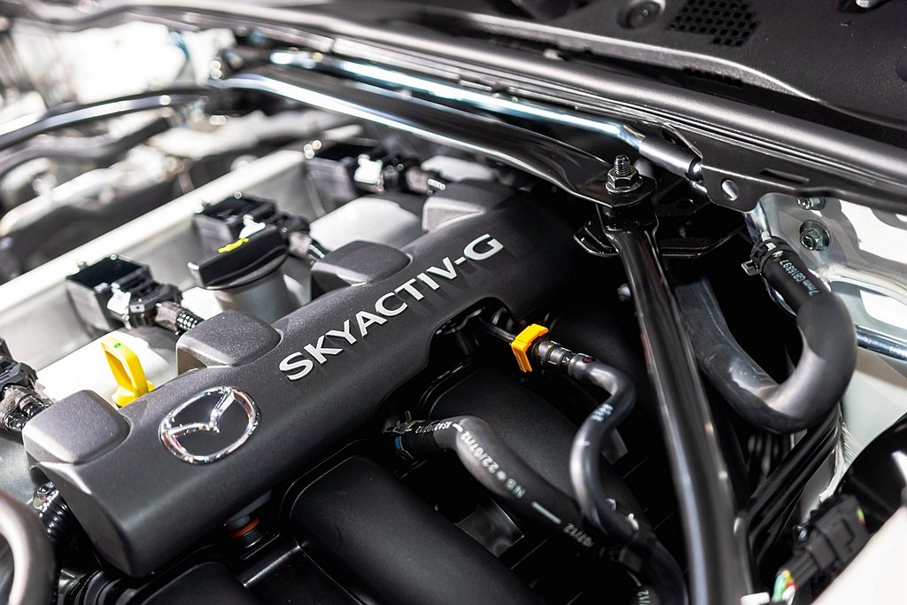 Mazda MX-5 RS也在引擎室中增加強化拉桿來提升彎道穩定性。 圖／Maz...