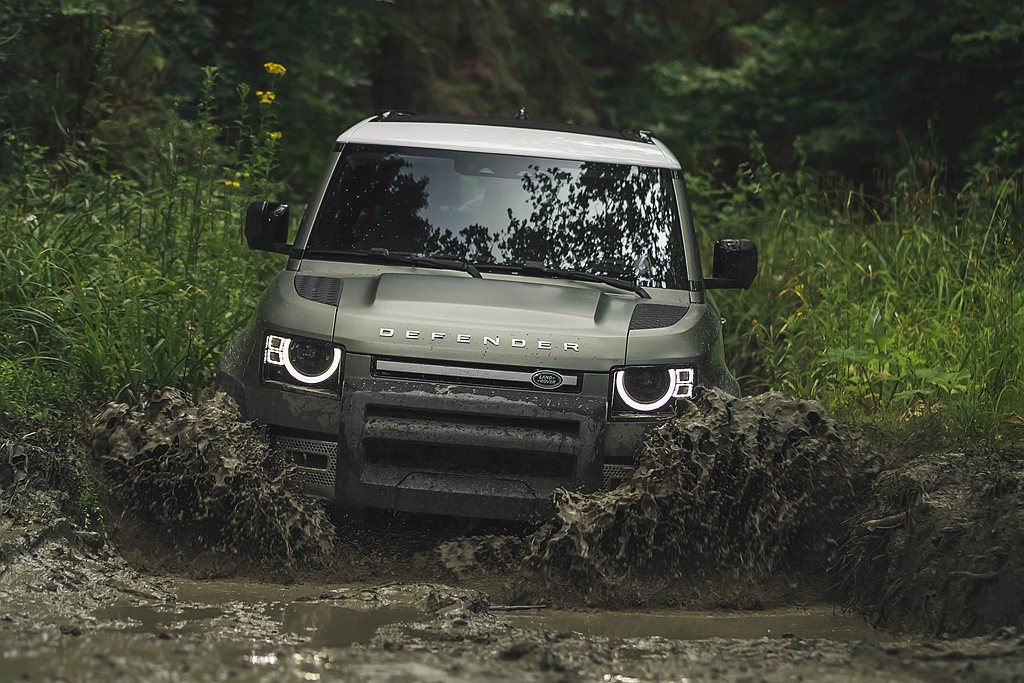Land Rover Defender憑藉全新世代設計語彙與其勢不可擋的全地形穿...