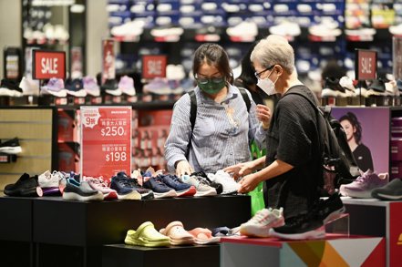 香港11月零售銷售意外下滑，創下8個月來最大降幅；香港難以擺脫疫情控制和全球經濟放緩的持續影響。中新社