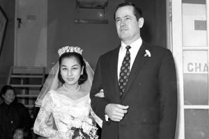 1957年1月5日，國父孫女孫穗芬小姐（左）于歸，下嫁民航空運公司美籍飛行員薛康威（右）。圖／聯合報系資料照片