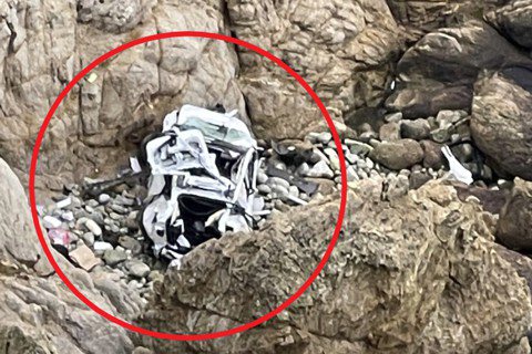 4人奇蹟生還！特斯拉衝破加州沿海公路圍欄、墜76公尺懸崖成「廢鐵」