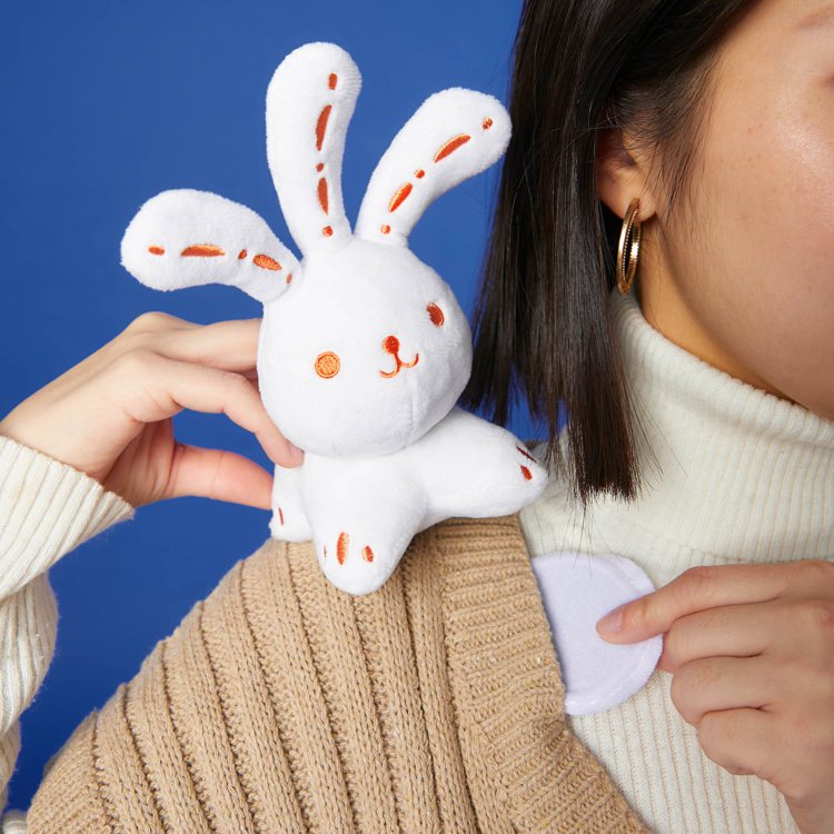 「光源兔玩偶吸鐵燈」附上別針與磁鐵片，只要將磁鐵片放到衣服肩膀處，就能讓光源兔「...