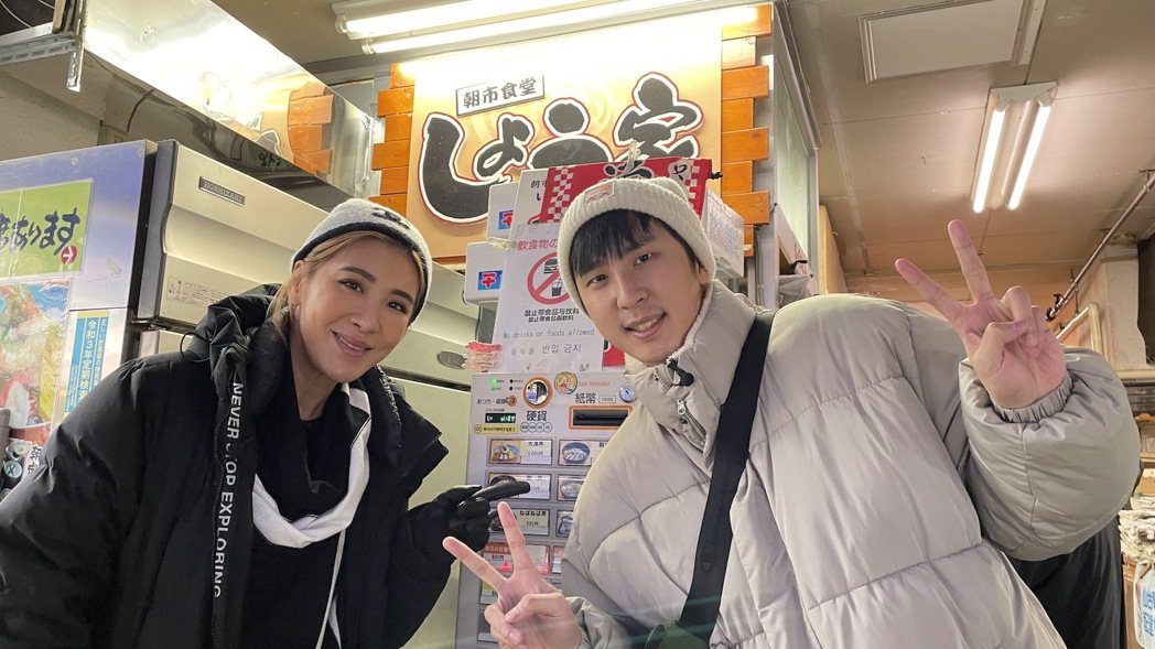 小禎（左）和胡釋安一同到日本出外景。圖／TVBS提供