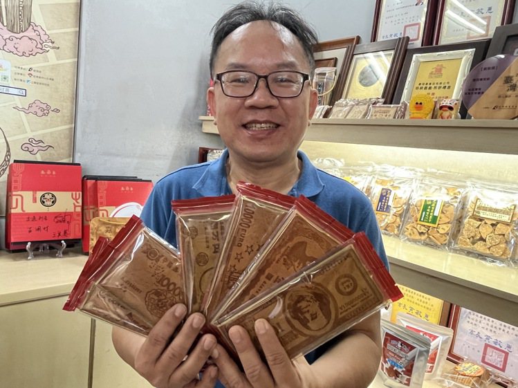嘉義市煎餅業者陳文興推出萬元鈔票煎餅。記者李宗祐／攝影