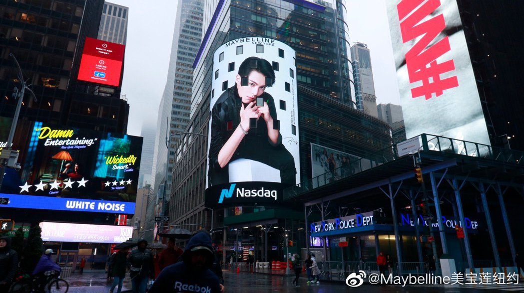 王鶴棣登紐約廣場大螢幕。圖／摘自微博