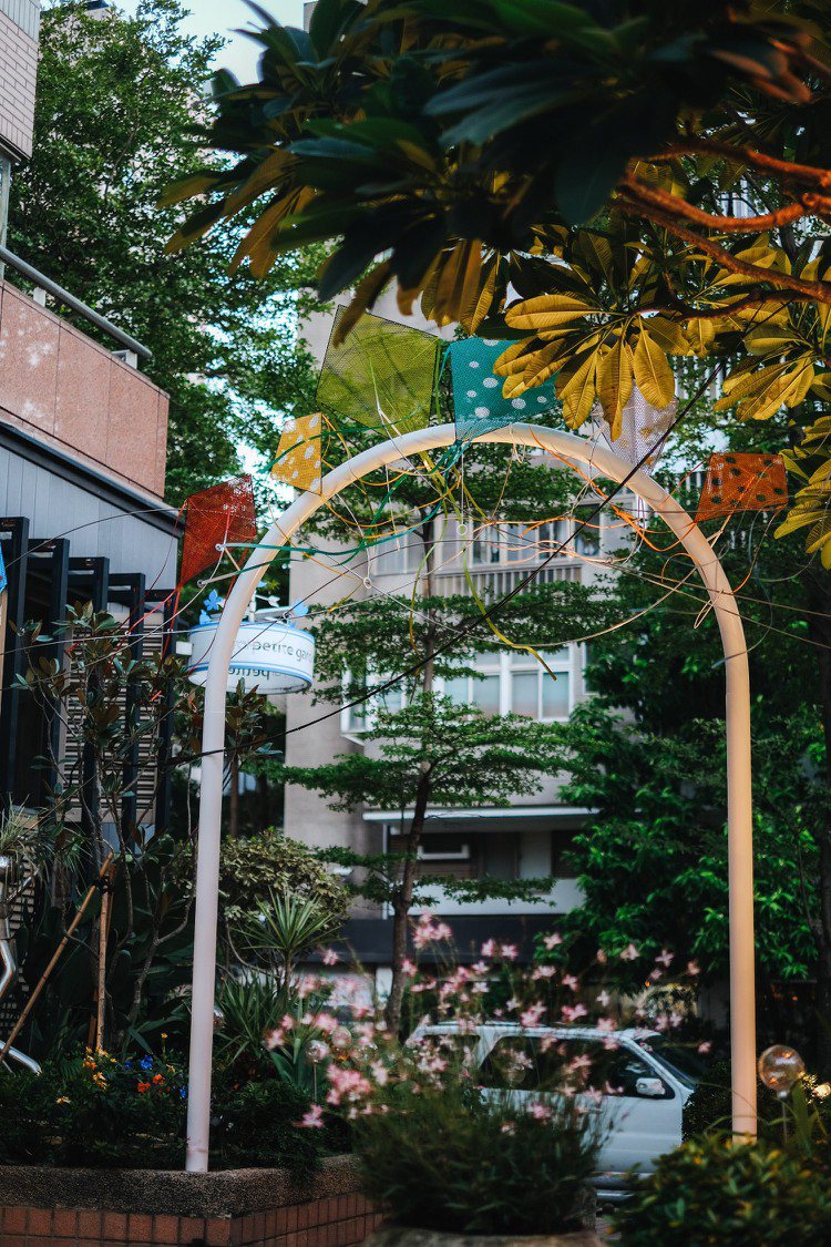 知名工藝家蔡爾平於老爺小花園入口側打造繽紛風箏拱門。圖／老爺小花園提供。