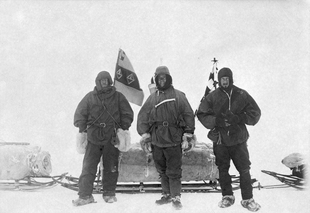 1902 年 11 月 2 日，一起在南極合影的薛克頓（左起）、史考特、威爾遜。...