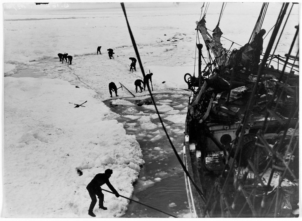 圖為當時船員們試圖鏟走浮冰，讓堅忍號繼續前行。 圖／維基共享