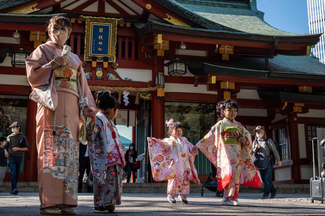在東京神社參拜、慶祝「三五七」的孩童。 圖／法新社