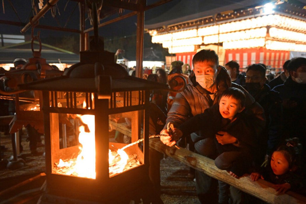 2022年12月31日，京都府一名父親帶著兒子用火點燃繩索，再將火帶回家點燃祭壇...