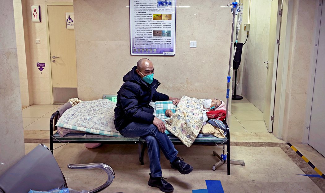 2023年1月3日，北京一間醫院人滿為患，患者只能臨時在廊道安置。 圖／美聯社
