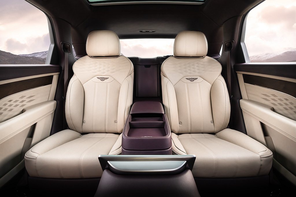 全新開發Bentley航空座椅套件可搭配4+1座或4座配置，多達22向調整功能之...