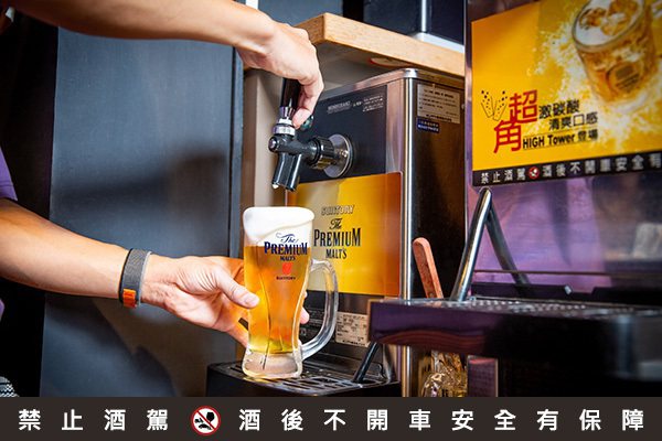 三得利為頂級啤酒創立生啤品質認證制度，為符合條件的店家授予「神泡達人店」認證。圖...