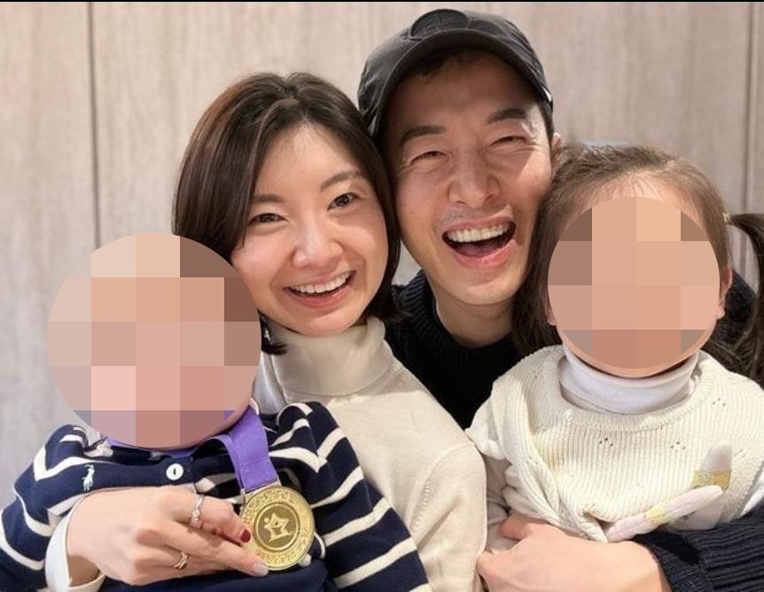 韓演員崔弼立（右2）開心po出全家人的合照，慶祝未滿1歲的兒子抗癌成功。圖／摘自IG