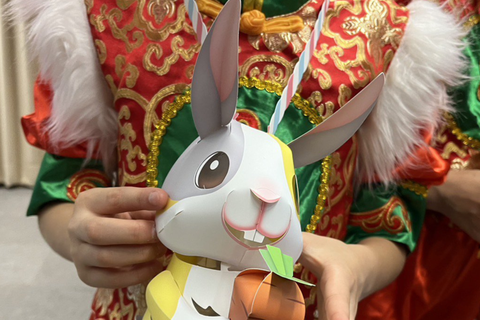 台中元宵小提燈「Happy兔」以寵物兔為造型，長耳配上呆萌眼神，甚至可將提把改為...