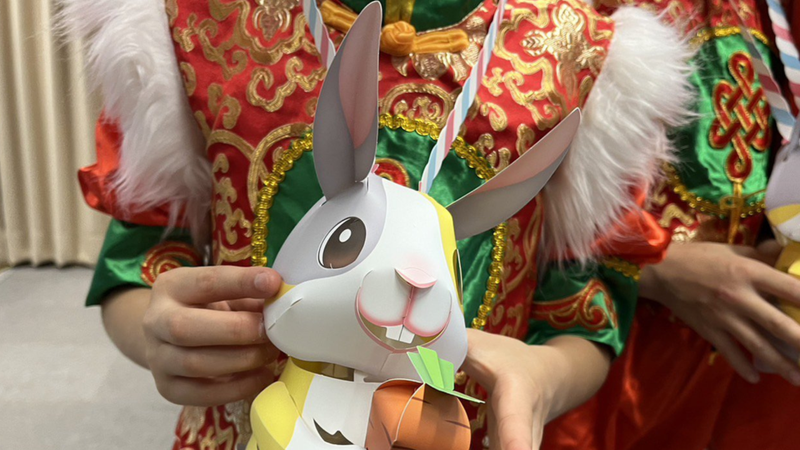 台中元宵小提燈「Happy兔」以寵物兔為造型，長耳配上呆萌眼神，甚至可將提把改為背帶，將提燈背於胸前。記者洪敬浤／攝影