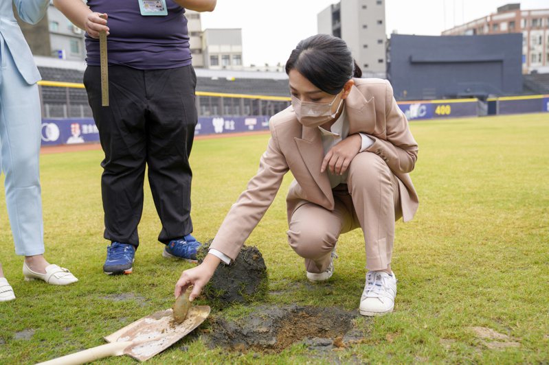 新竹市長高虹安到棒球場又意外在深度約12至13公分處的土壤中發現一顆長度約為10公分的大顆石頭，明顯不符合約設計圖之土壤級配要求。圖／市府提供