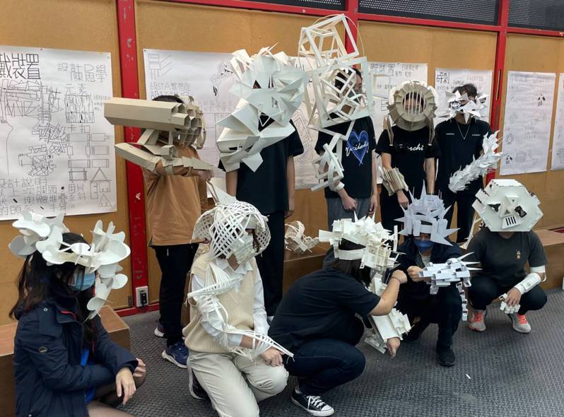 金門大學建築學系舉辦「演飾心聲」行動藝術活動，由建築系一年級學生穿戴裝置走秀，展出50件設計作品。圖／金大提供