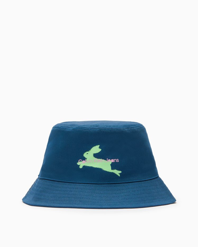 兔年印花雙面漁夫帽，1,980元。圖／Calvin Klein提供