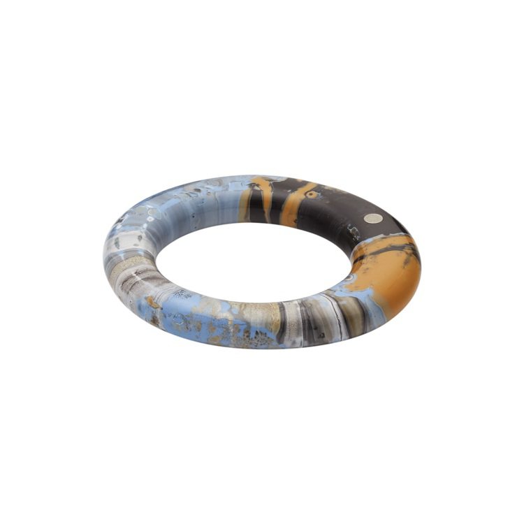 日本大理石技術製作的漆木手環，10,500元。圖／愛馬仕提供