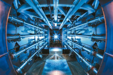 核融合能源技術示意圖，圖為美國加州的「勞倫斯利佛摩國家實驗室」。（路透）