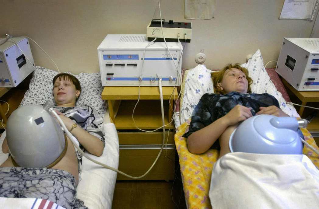 許多俄國孕婦前往半個地球之遙的阿根廷「生產旅遊」。圖為示意圖，兩名正在接受檢查的...
