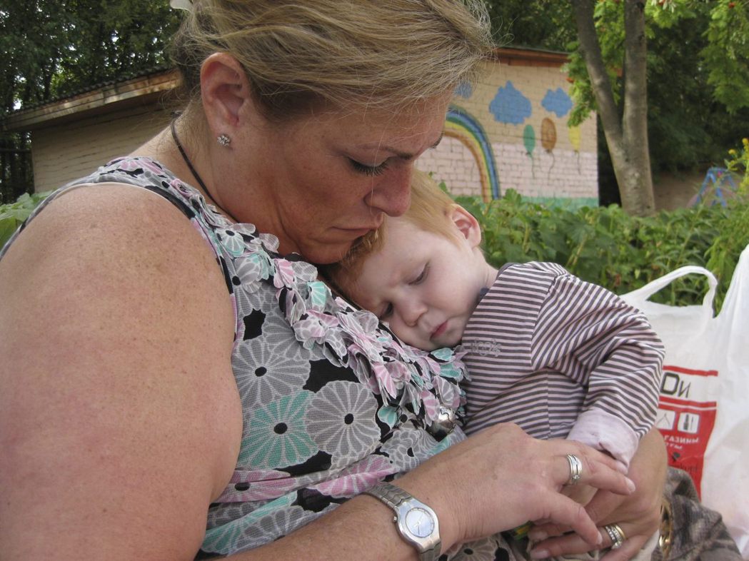 圖為示意圖，一名抱著孩子的俄羅斯母親。 圖／美聯社