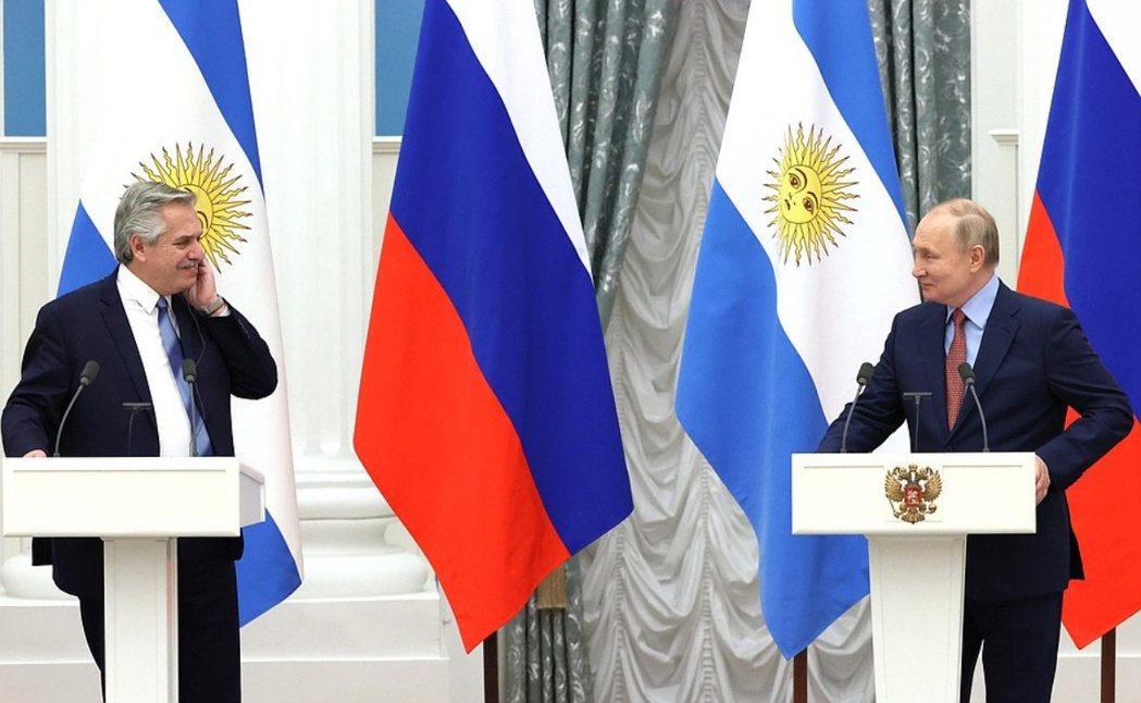阿根廷總統費爾南德斯（左）在2022年5月呼籲透過多邊談判結束戰爭，並認為對俄制...