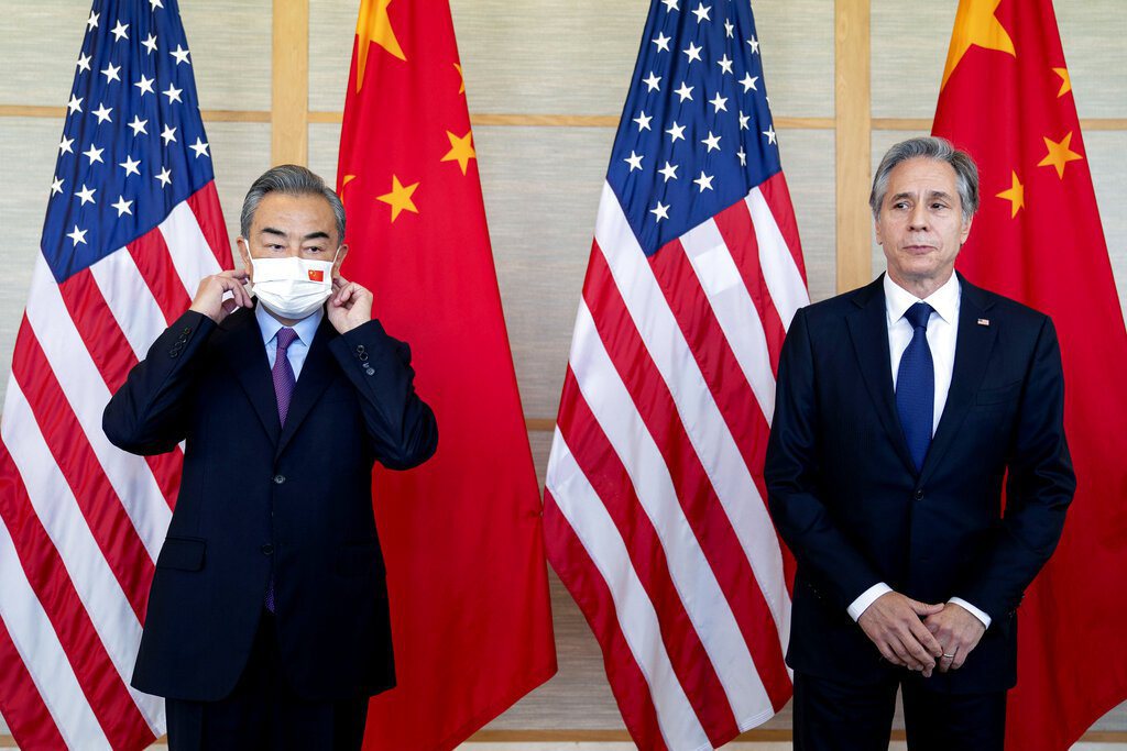 去年5月底美國國務卿布林肯（右）表示中國對國際秩序是最嚴重的長期挑戰，王毅則反駁指美國的「三觀」嚴重偏差。 圖／美聯社
