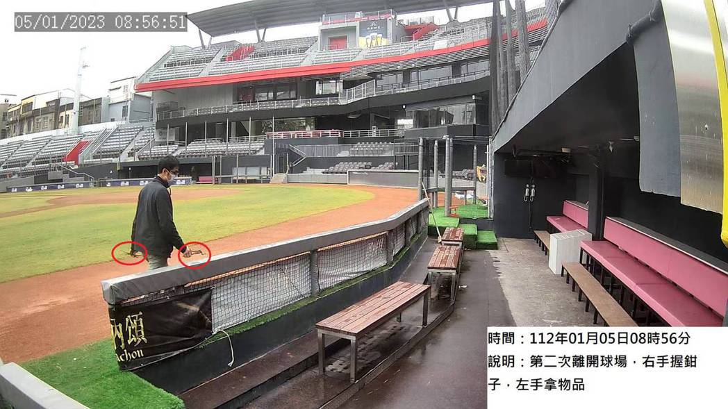 新竹市棒球場內1月5日監視器畫面拍到工地主任將廢棄電線移除畫面，手上有工具跟電線...