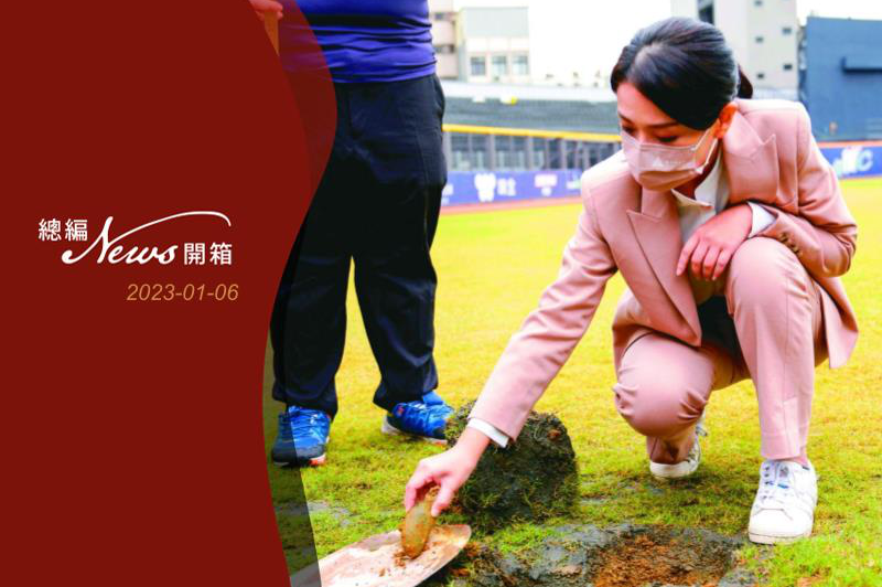 新竹市長高虹安昨在新竹棒球場發現十公分大石頭，明顯不符土壤級配要求。圖／市府提供