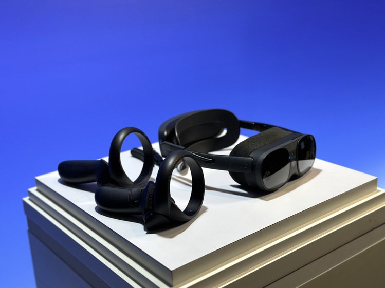 VIVE XR Elite建議售價34,900元，包含頭戴式顯示器、2個控制器、...