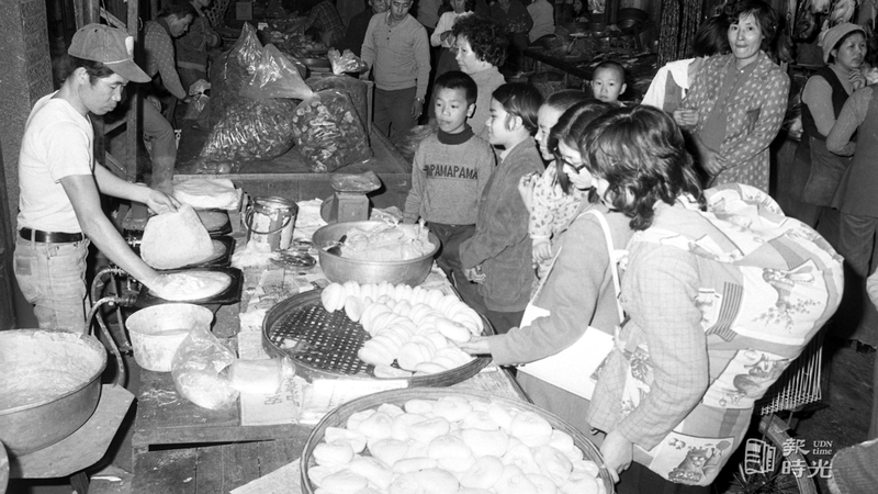 農曆臘月十六日，民間俗稱「尾牙」。台北市許多人家忙著購買「刈包」和「潤餅皮」度節，圖為街頭製做潤餅皮的店家。圖／聯合報系資料照（1978/01/24　徐燦雄攝影） 
