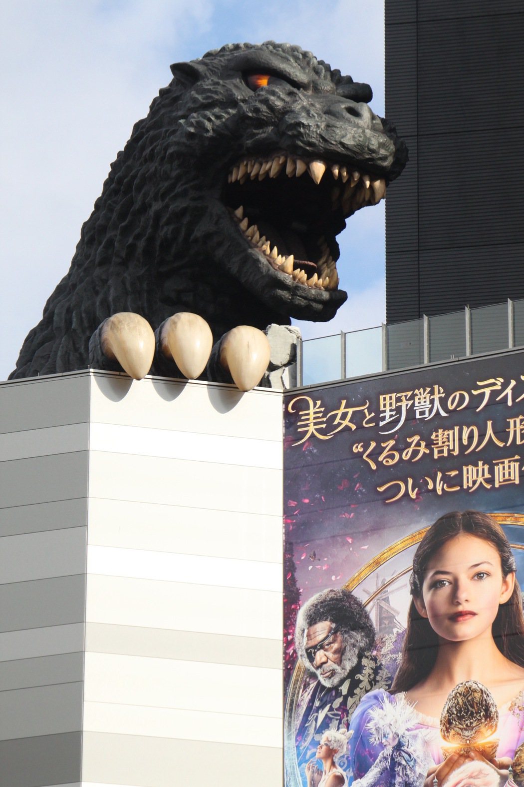 日本哥吉拉飯店位於東京歌舞伎町內，巨大的哥吉拉怪獸，被安置在飯店的高空平台上。圖...