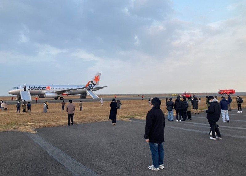 一架從東京成田機場飛往福岡的捷星（Jetstar）班機今天緊急降落中部國際機場，未傳出有人受傷。圖擷取自推特