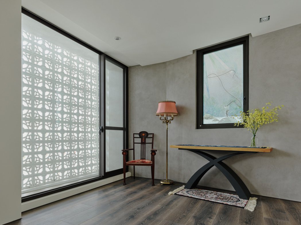 花格磚的設置不僅保有隱私，也能保障極佳的通風採光。
